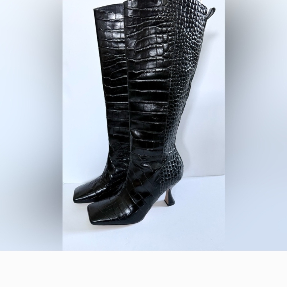 Elegant Black Heeled Boots with Crocodile Texture
